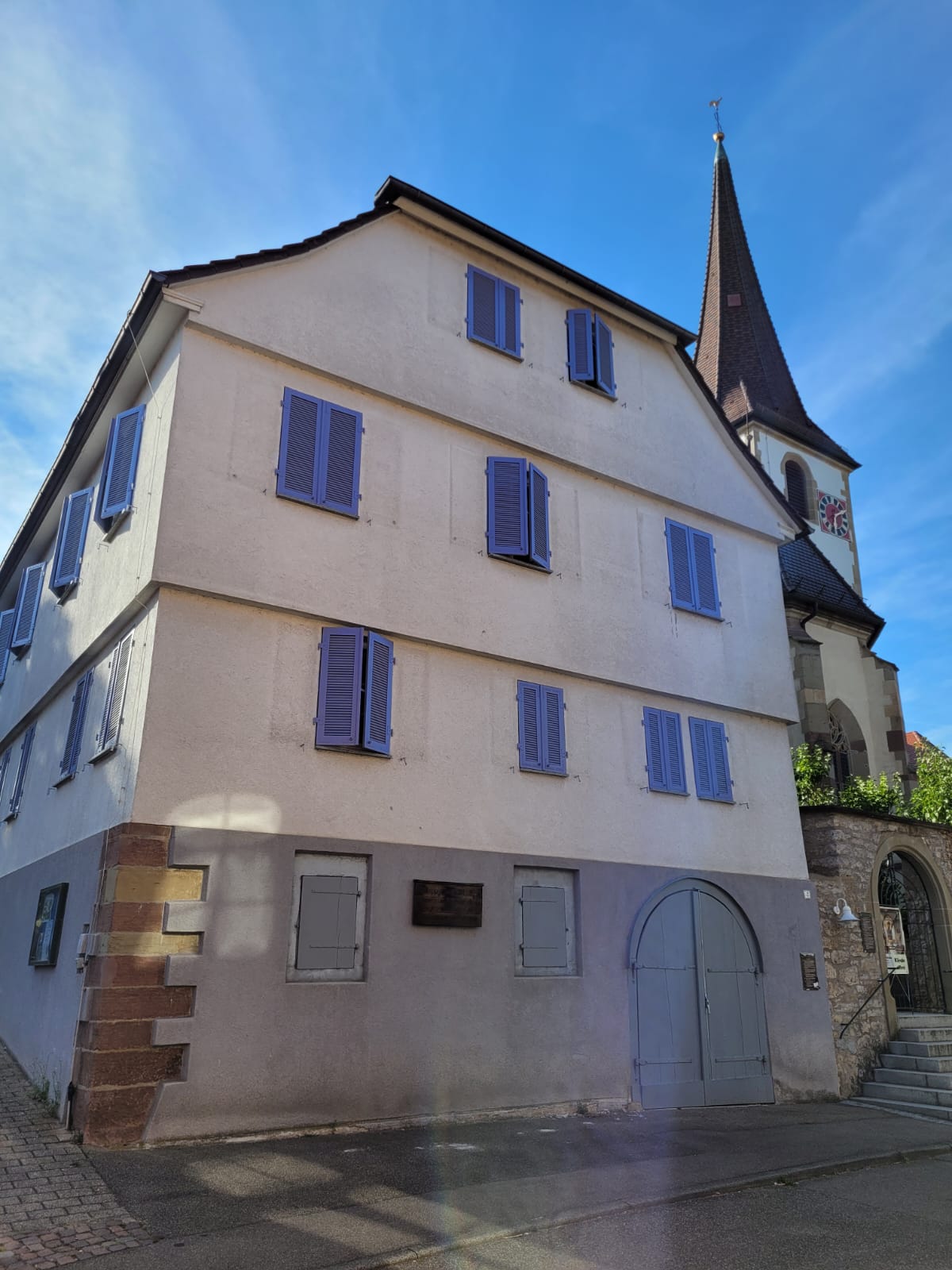Neckargröninger Pfarrhaus mit Martinskirche, Beth Shalom e.V. Remseck, Haus des Friedens